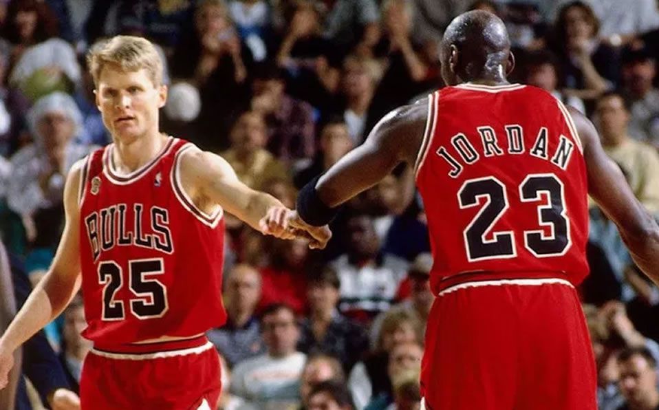 Steve Kerr y Michael Jordan con los Chicago Bulls (AP)