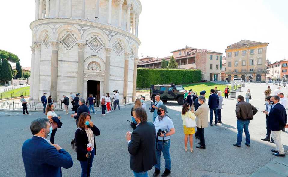 Los visitantes a la Torre de Pisa llevan un dispositivo que les avisa si violan la sana distancia. (EFE)