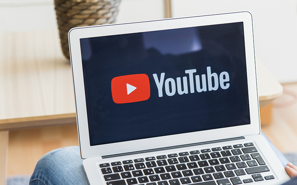 En YouTube se pueden encontrar distintos canales educativos para refozar los conocimientos de niños hasta jóvenes. (Cortesía Freepik)