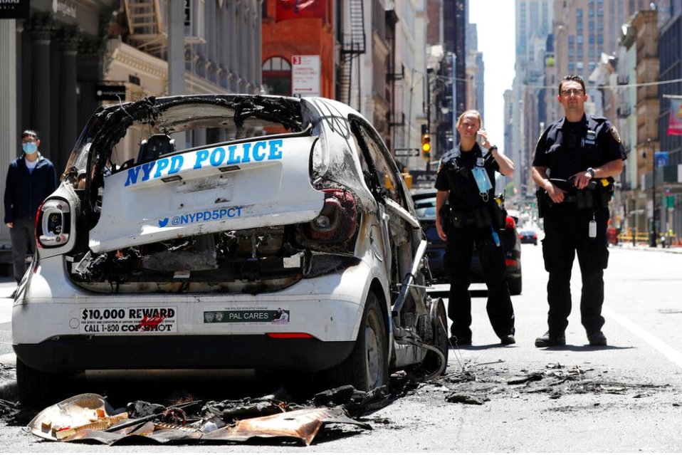Varios autos de la Policía han resultado destruidos durante las protestas por la muerte de George Floyd. (AP)