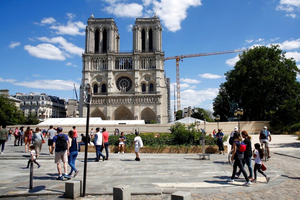 La catedral en sí sigue cerrada, y seguirá así varios años mientras duren las labores de reconstrucción. (AP)