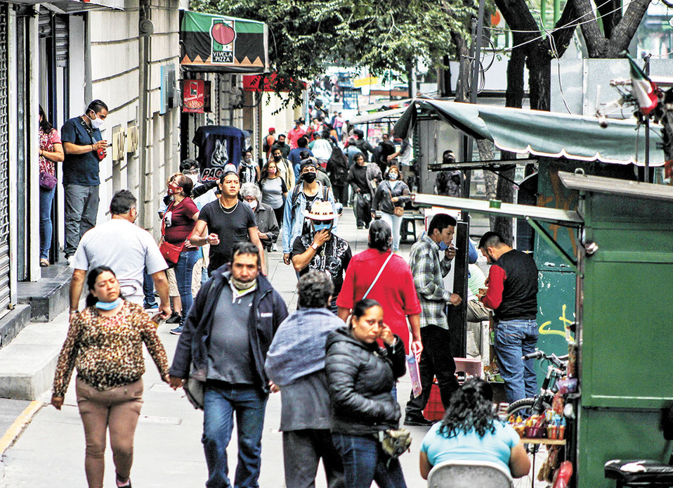 La gente aprovechó para tomar el sol, fumar, convivir, comer en la calle y hasta “noviar”. (Notimex)