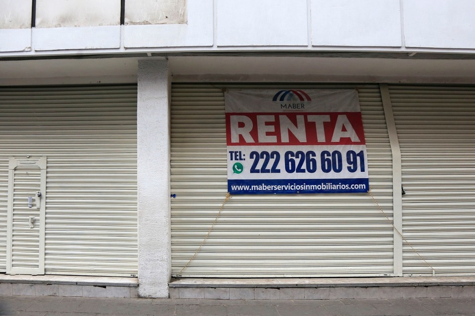 Un local que anteriormente albergaba un negocio, se encuentra actualmente en renta. (Andrés Lobato)