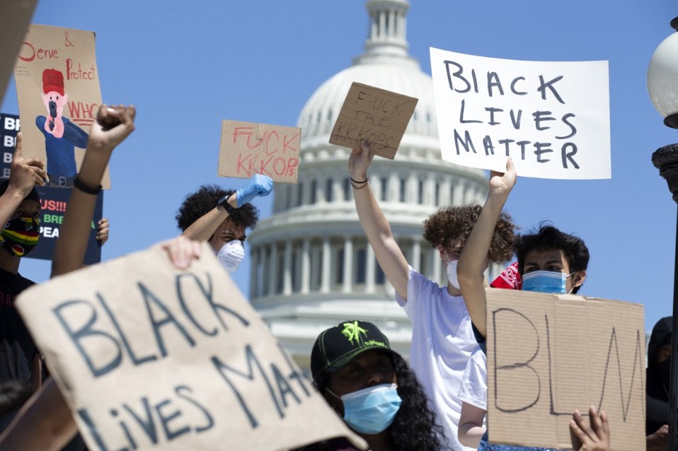 Miles de manifestantes siguen las protestas en las calles de varias ciudades de EU por la muerte de George Floyd en Minneapolis. (AFP)