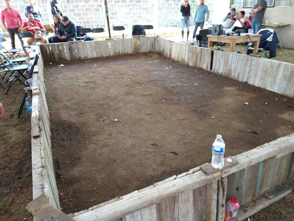 Al notar la presencia de las autoridades municipales, algunos asistentes se retiraron del lugar. (Especial)