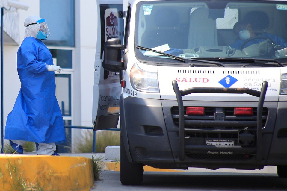 Paramédicos del Sistema de Urgencias Médicas Avanzadas durante el traslado de un paciente al Hospital General de Cholula. (Andrés Lobato)