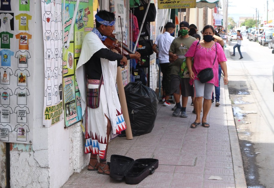 Con la tocada del violín ha llegado sacar entre 300 a 450 pesos. (Armando Moreno)