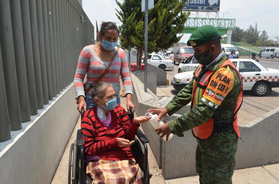 También tomaron la temperatura corporal a vecinos que deben realizar sus actividades cotidianas. (Especial)