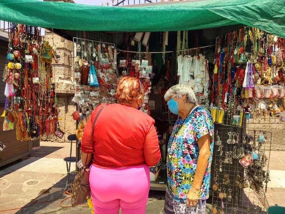 Comercios de productos religiosos reabren sin distintivo (María Ramírez)
