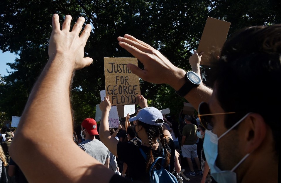 'Justicia para George Floyd', exigen a las afueras de la Casa Blanca. (AFP)