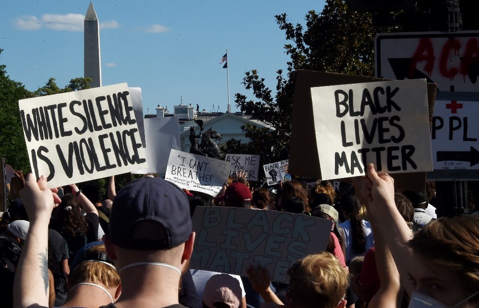 Los manifestantes sostienen pancartas en las que se leen consignas como 'Black Lives Matter' y 'White Silence is Violence'. (AFP)