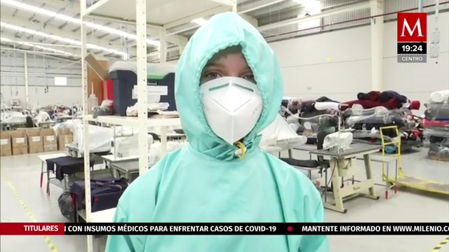 Hermanos crearon batas y escafandras con telas reutilizables