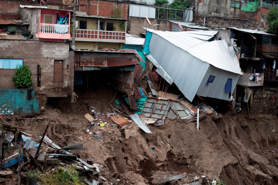 Las inundaciones y derrumbes han dañado 900 viviendas aproximadamente. (AFP)