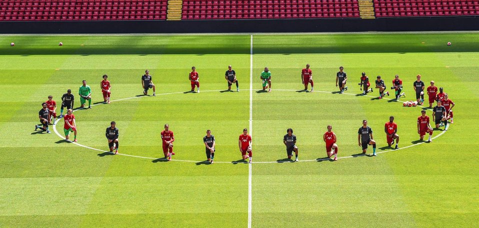 El Liverpool se une a las protestas por la muerte de George Floyd (Twitter @curtisjr_10)