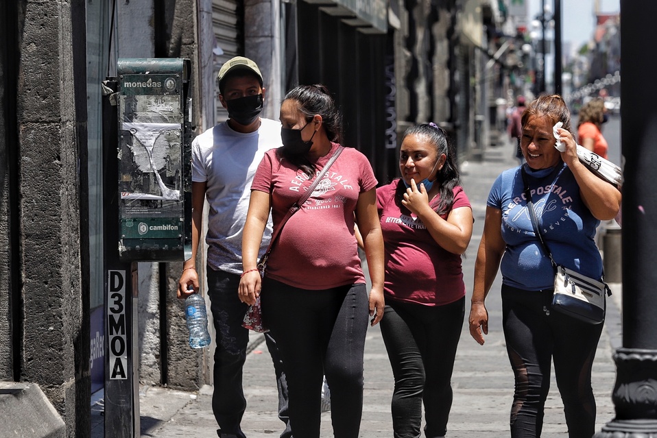 Miguel Barbosa emitió un decreto para mantener las medidas sanitarias en el estado. (Agencia Enfoque)