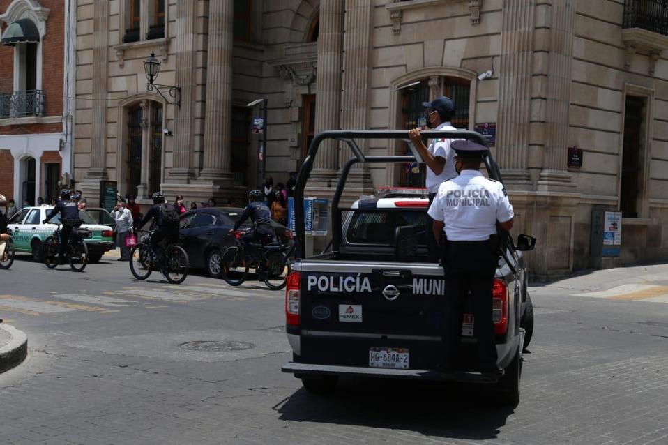 Patrullas del municipio de Pachuca, Hidalgo, realizan operativo en el centro histórico para pedir a las y los ciudadanos que se queden en casa. (Foto: