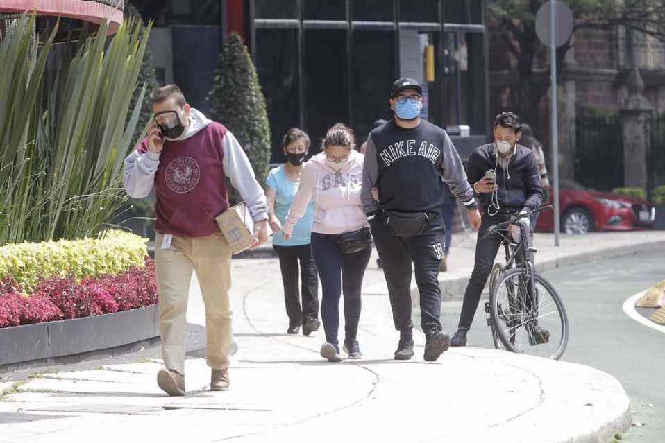 Personas salen a la calle durante el primer día de la nueva normalidad por el coronavirus.  (Ariana Pérez)