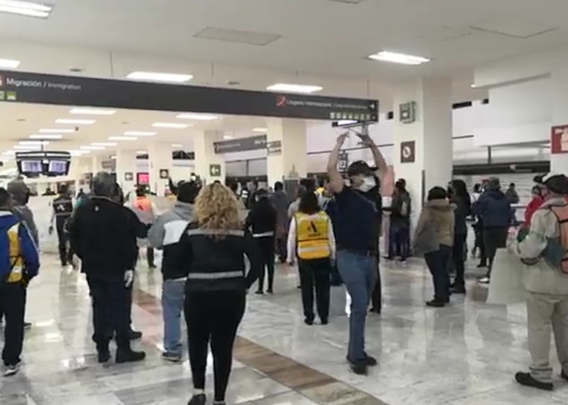 La protesta se realiza dentro de la Terminal 1 del AICM./ César Velázquez