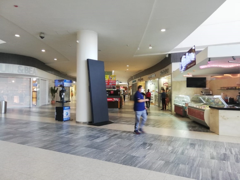 Se realizaron medidas sanitarias en el centro comercial de Paseo Durango. (Especial)