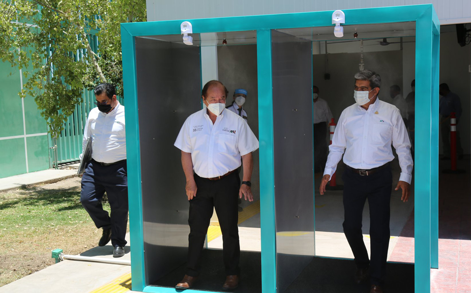 Roberto Bernal Gómez, secretario de Salud de Coahuila junto al rector Raúl Martínez Hernández en los túneles sanitizantes de la UTT. (Facebook UTTofic