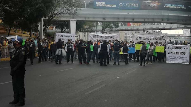 Trabajadores protestan afuera de T1 del AICM; exigen reparto de utilidades