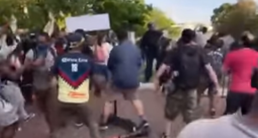 Aficionado del América en manifestación de EU (Especial)