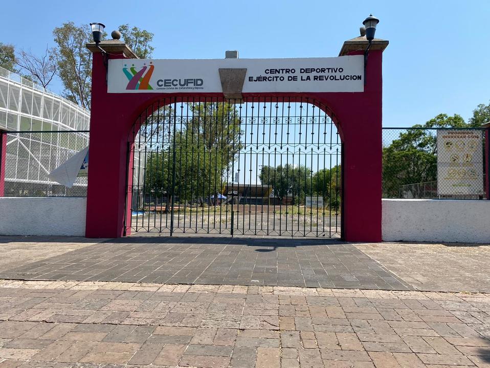 Los centros deportivos siguen cerrados para que la gente no acuda a ellos. (Jocelyn Estrada)