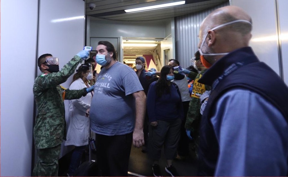 Connacionales a su llegada a México tras haber estado en varios cruceros. (Especial)