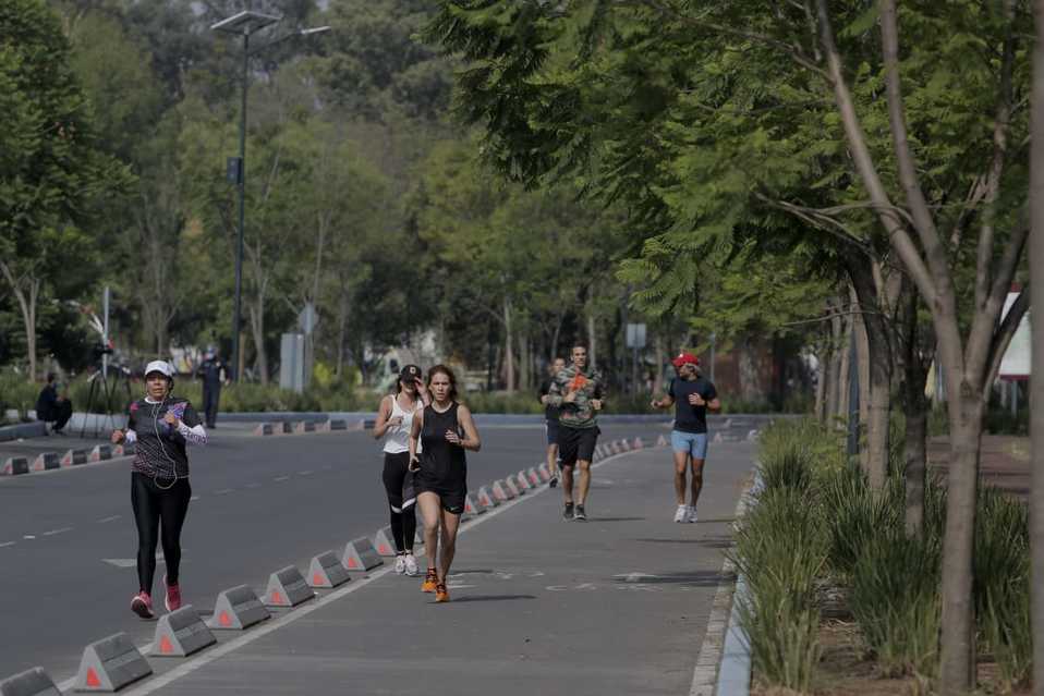 Corredores en el Bosque de Chapultepec, luego de la reapuertura del parque. (Ariana Pérez)