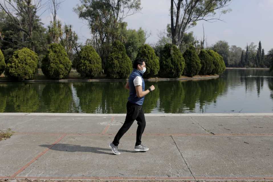 Un hombre corre a lado del Lago de Chapultepec. (Ariana Pérez)