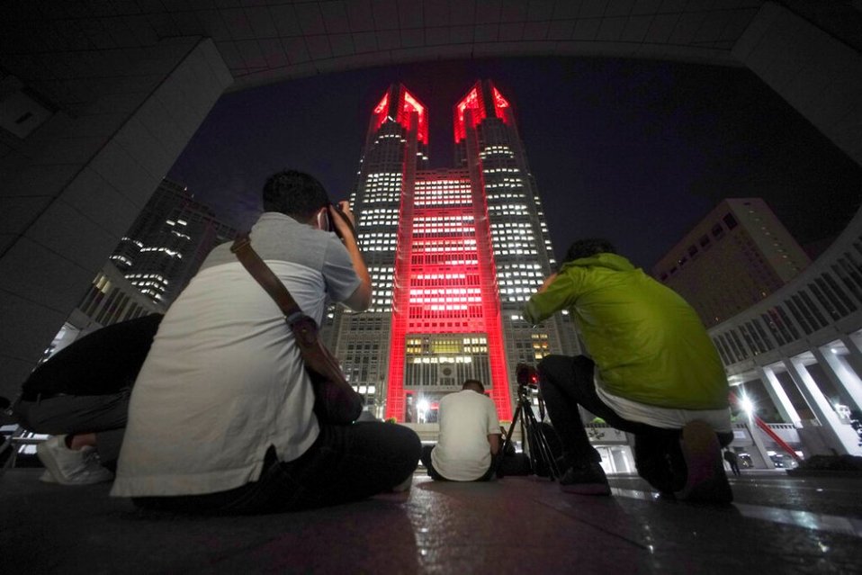 La iluminación en el Puente Arcoíris de Tokio se cambiará de los colores del arcoíris a rojo, como señal de alerta. (AP)