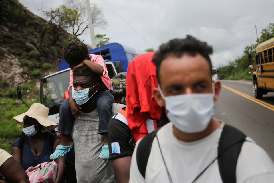 Migrantes africanos, cubanos y haitianos buscan llegar a Estados Unidos tras quedar varados en Honduras. (Reuters)
