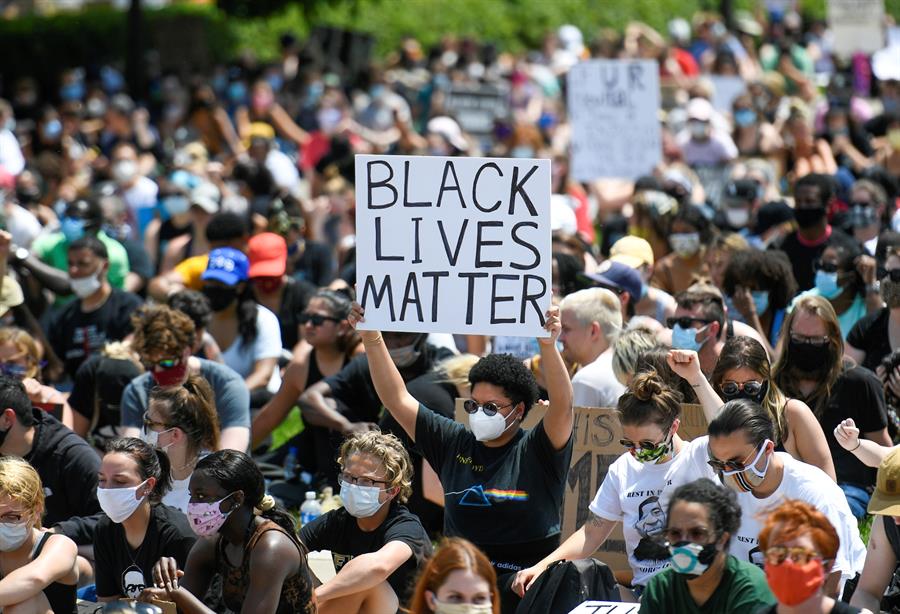 Miles de personas protestan en Washington por la muerte de George Floyd. (EFE)
