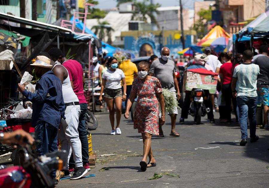 Personas con tapabocas hacen compras en Santo Domingo, República Dominicana. (EFE)