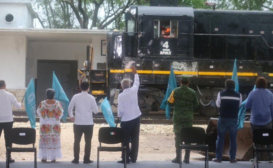 El presidente López Obrador en el banderazo del tercer tramo del Tren Maya. (Jorge Carballo)