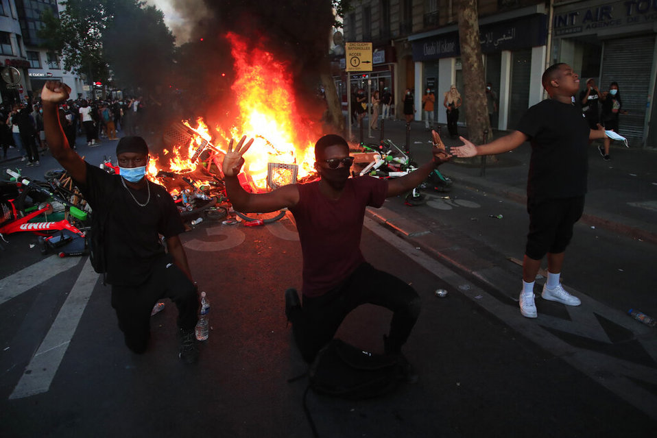 Las protestas en París están ligadas a la muerte de George Floyd. (AP)