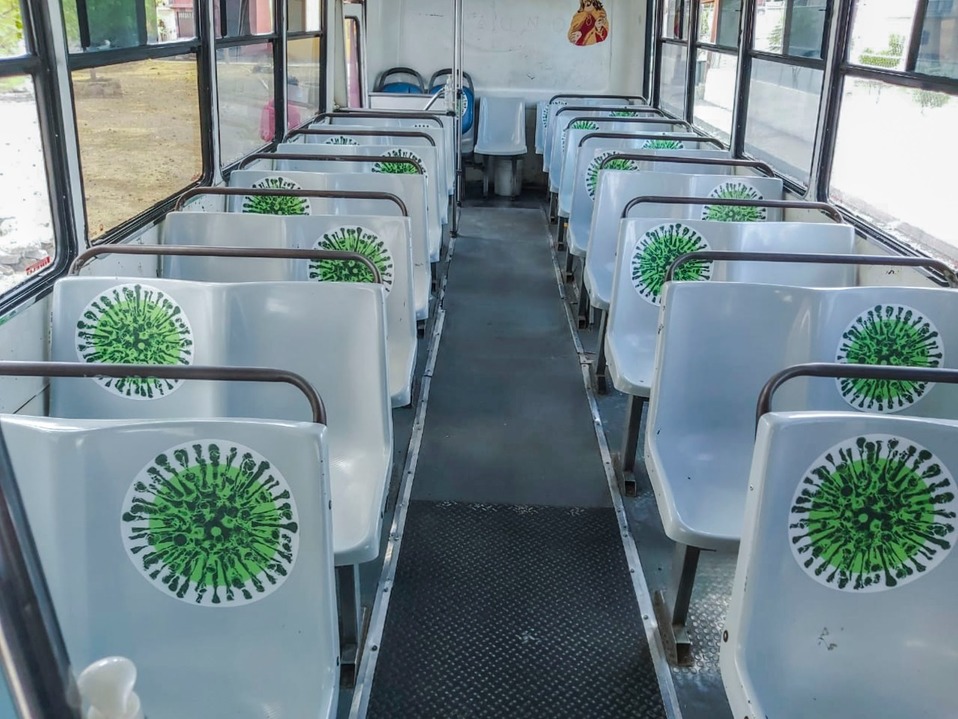 Señalan sana distancia en camiones de San Miguel de Allende. Especial.