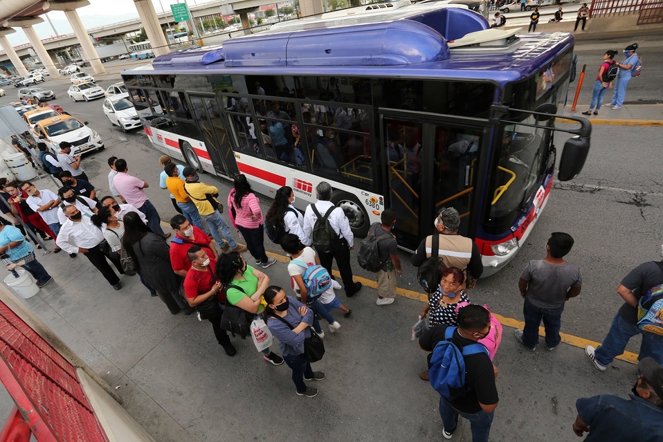 El transporte público se ha visto saturado desde ayer. Foto: Roberto Alanís.