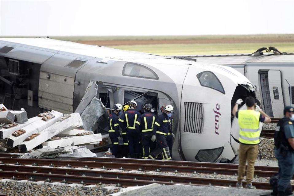 El tren Alvia Madrid-A Coruña ha descarrilado en el municipio zamorano de La Hiniesta. (EFE)