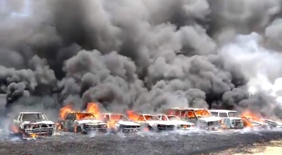 Los autos quedaron completamente calcinados. (Captura de pantalla)