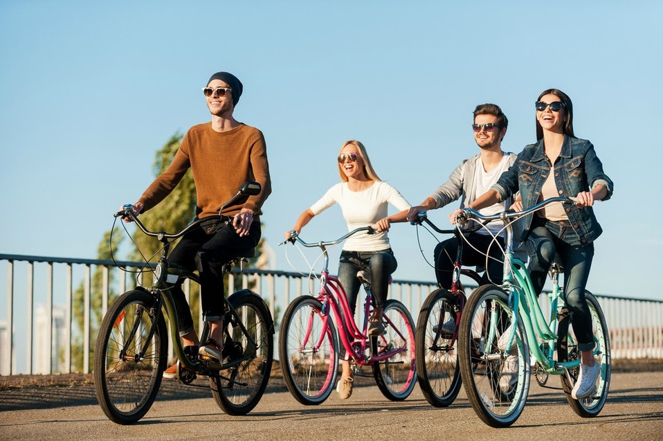 Usar la bicicleta para transportarte te ayuda a mantenerte en forma y cuida el medio ambiente (Shutterstock).