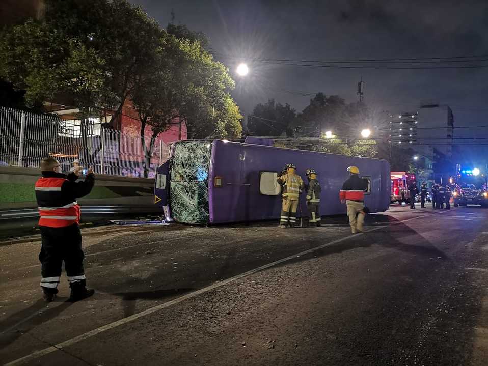 Camión de transporte público vuelca en calzada San Antonio Abad.| Alejandro González