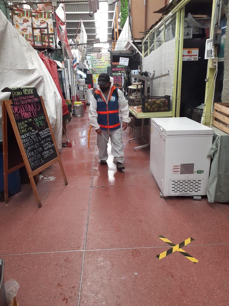 Desinfectan mercados en la alcaldía Benito Juárez. (Leonardo Lugo)