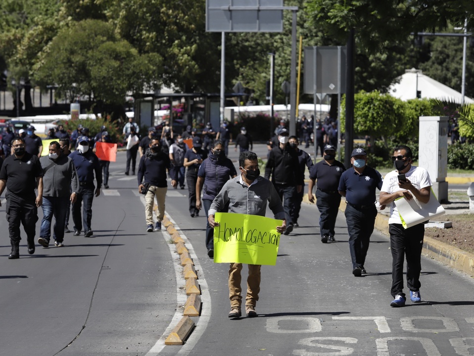 Elementos de la SSP marchan por segundo día consecutivo hacia Casa Aguayo. (Agencia Enfoque)