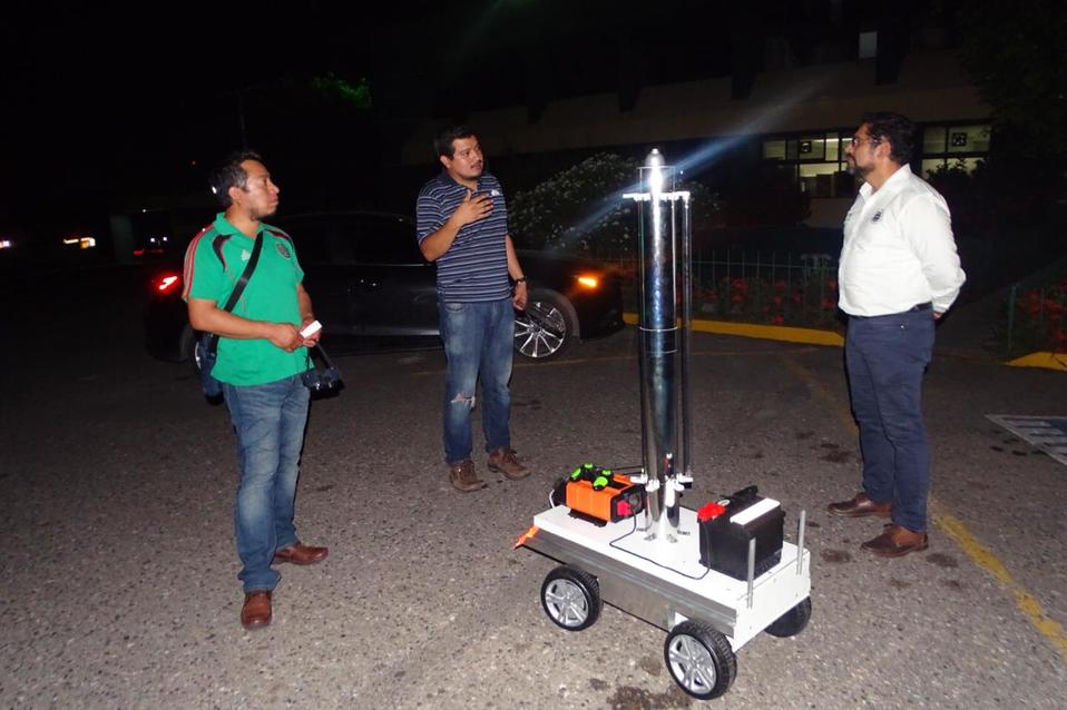 El equipo de luz ultravioleta irradia una dosis programada de onda corta./Especial