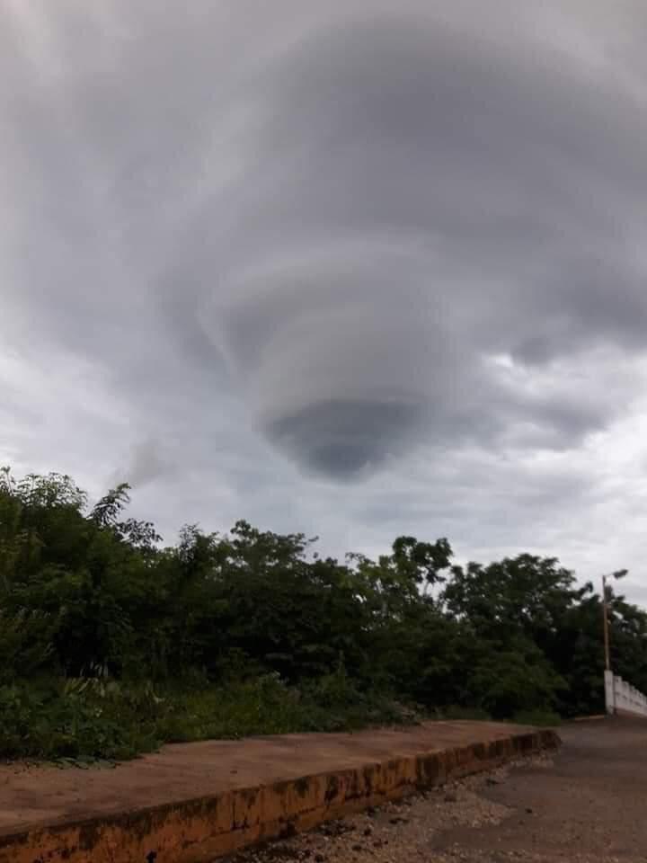 Este fenómeno climático, similar ante la vista al de un tornado, fue captado en varios puntos del estado. (Foto: Isabel Zamudio)