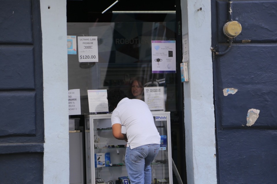De acuerdo al Inegi, de 412 mil 874 negocios, el 54.79% pueden operar durante la emergencia sanitaria por el covid-19. (Andrés Lobato)