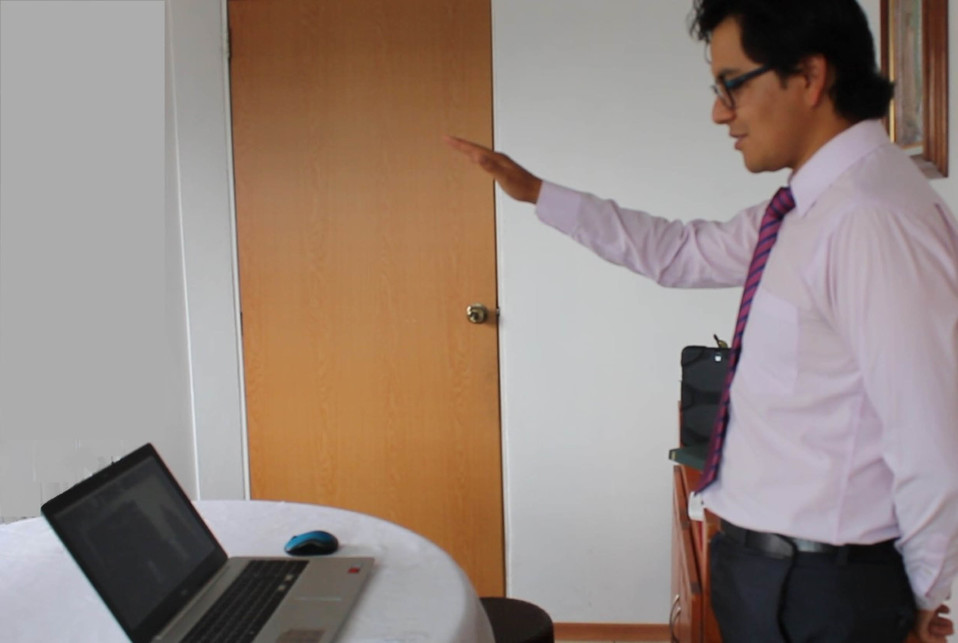 Ismael no imaginó que su ceremonia de titulación la iba a realizar en casa. (Foto: UNAM)