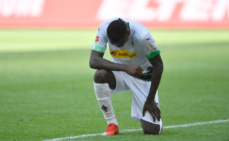 Marcus Thuram del Borussia Moenchengladbach se arrodilla como protesta por la muerte de George Floyd (AP)