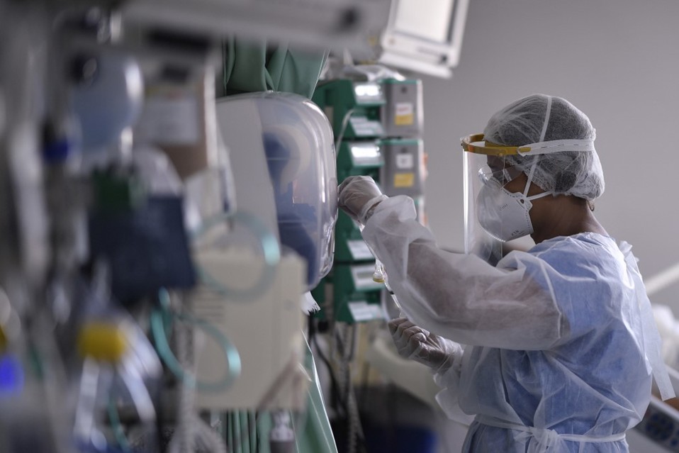 Una persona trabaja en la Unidad de Cuidados Intensivos covid-19 en un hospital de Brasil. (AFP)